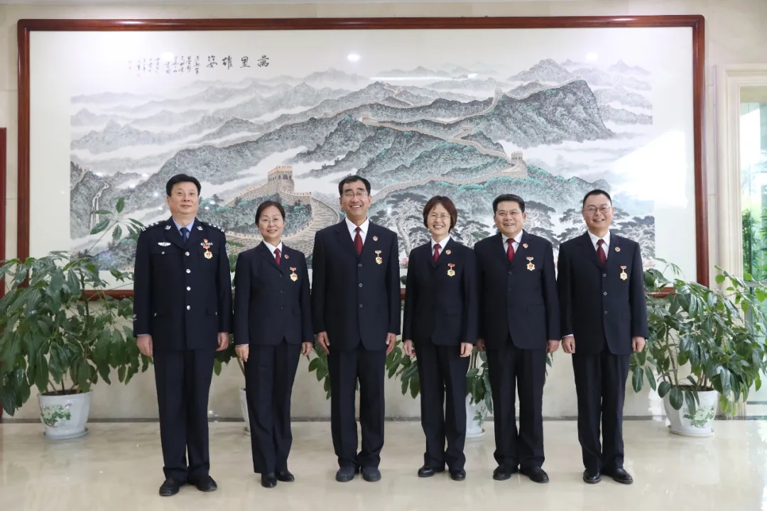 省檢察院舉行從檢30年人員檢察榮譽(yù)章頒發(fā)儀式